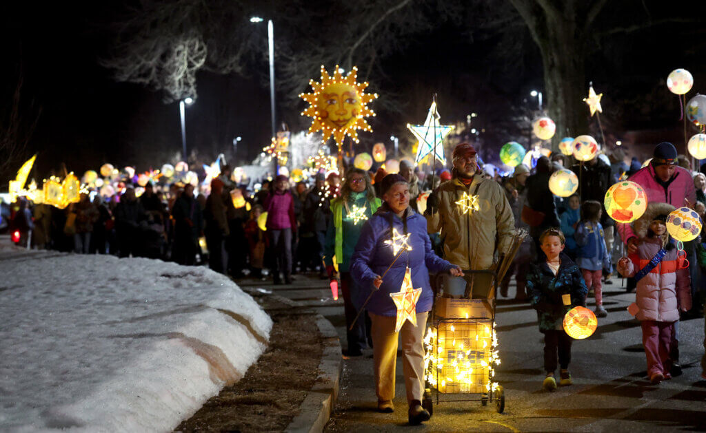 Concordians step off from Alcott Elementary School. Photos: Ken McGagh/The Acton Bridge
