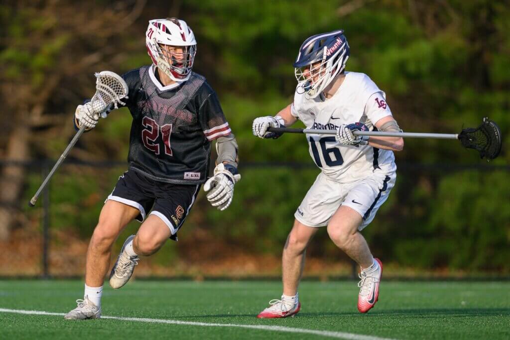 Lukas Lundberg (No. 21) pivots toward the Warriors’ net. Photo by Jon Straggas