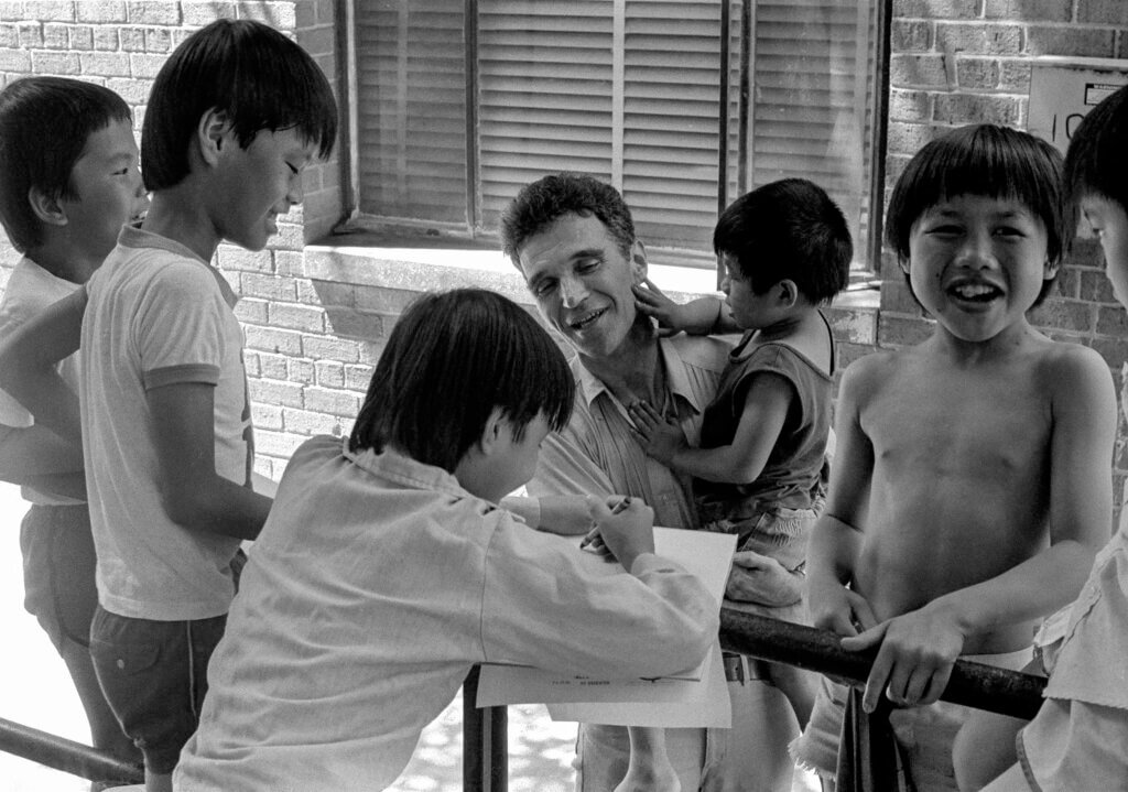 Robert Coles with Cambodian refugee children in Alexandria, Virginia in 1984. Photo by Alex Harris