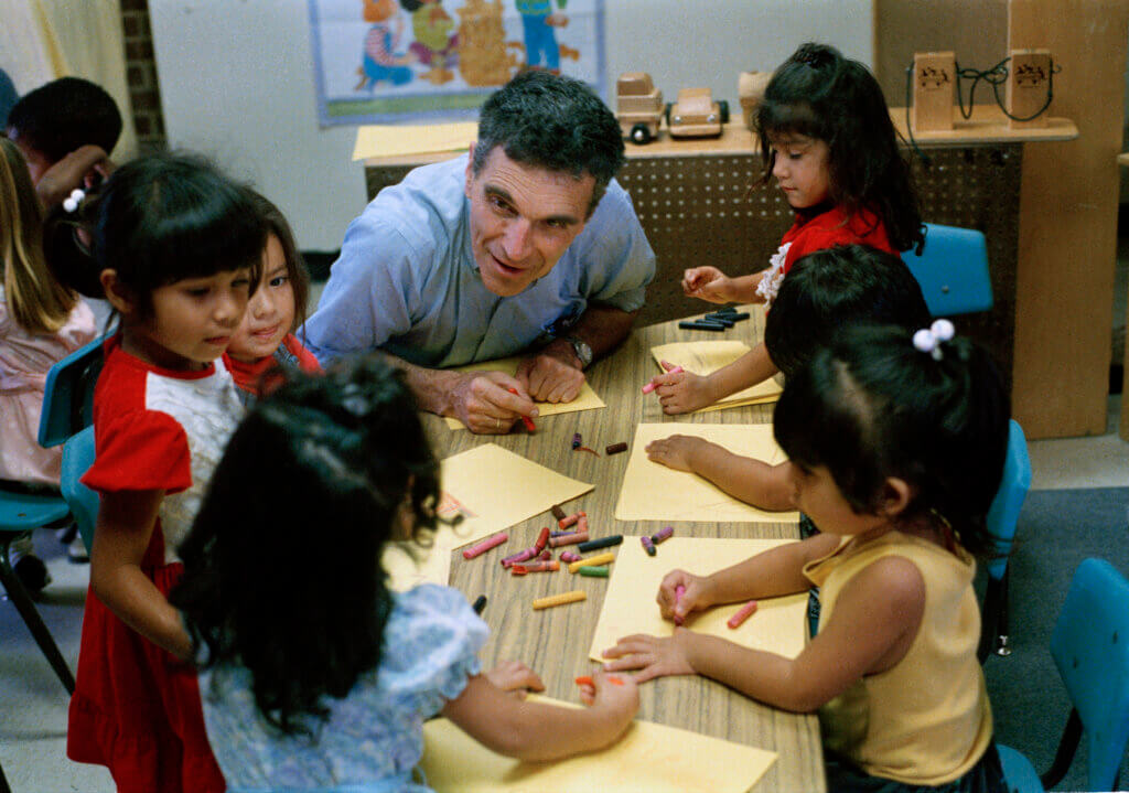 Robert Coles with children of migrant farmworkers in eastern North Carolina in 2005. Photo by Alex Harris