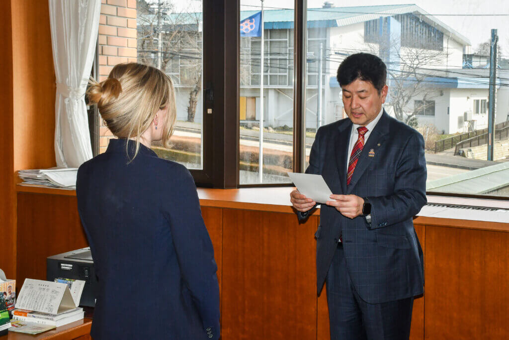 On my first day, I received my official appointment certificate from Mayor Futoshi Sugihara during a welcome ceremony at the Town Office. Photo by Kodai Kato