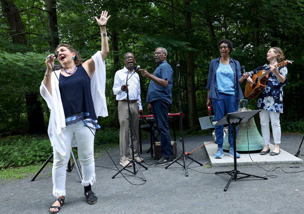 The Greater Boston-based “What the World Needs Now: Interfaith Coalition Singers,” Belle Linda Halpern, left, Stephen Cooper, Walter Cooper, Merle Perkins, and Jenny Bonham-Carter, perform at The Robbins House. 