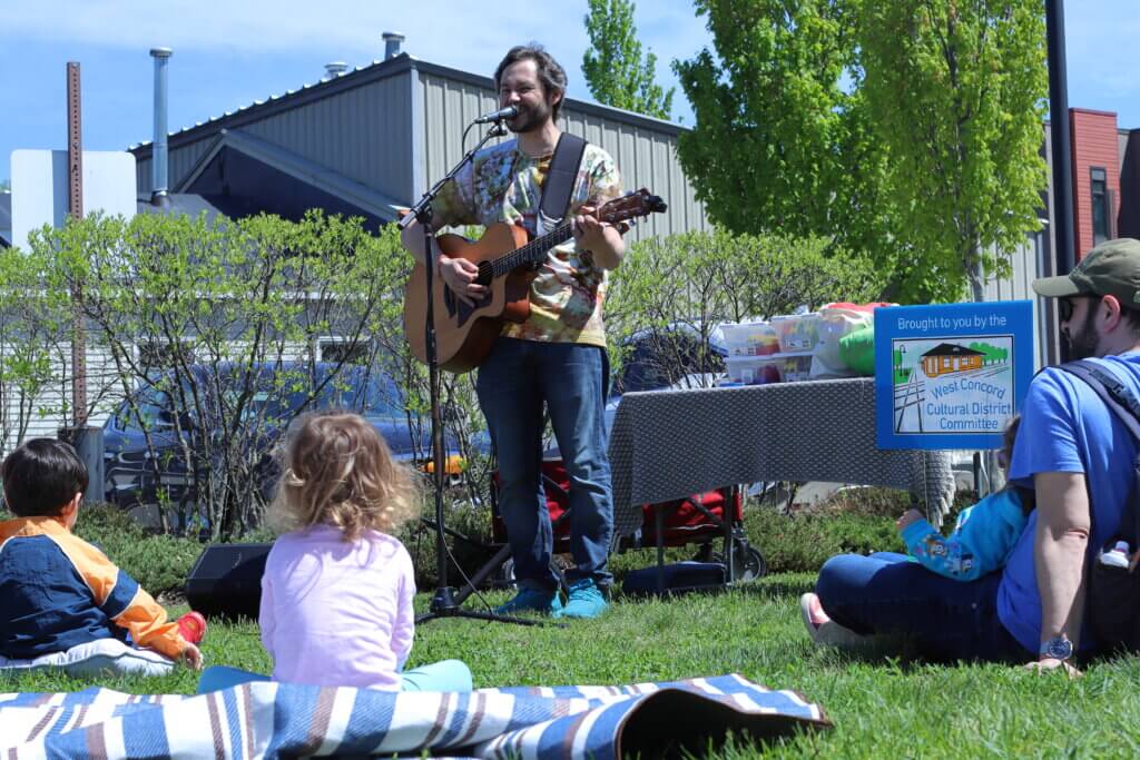 Shon Gordon with Rockabye Beats sang kids’ favorites like “Wheels on the Bus.” Photo: Trace Salzbrenner/The Acton Bridge