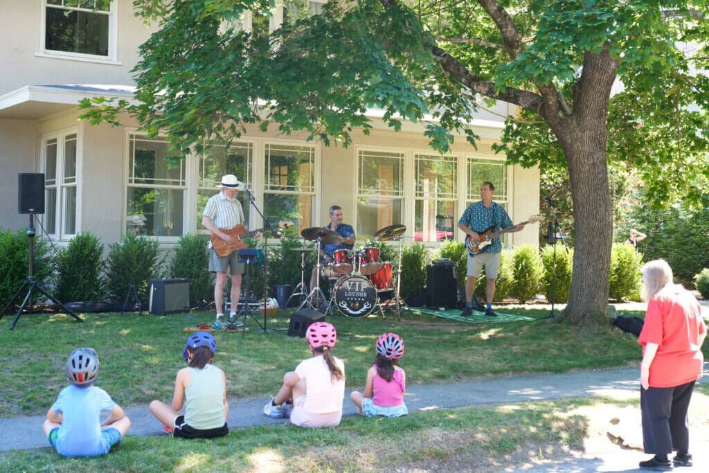 _DSC0976 Infinite Monkeys plays for a Acton audience both young and old - Kids: Grace and Clayton Kiszely and Cora and Isla Hsu; plus Jane Fleming on the right. All from Acton. Photo by Edward Feather