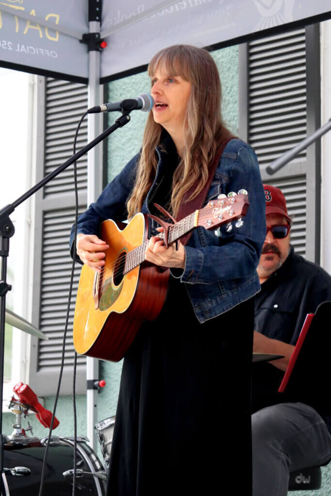 Laney Ryan performs outside the Guitar Museum of New England. Photo: Trace Salzbrenner/The Acton Bridge