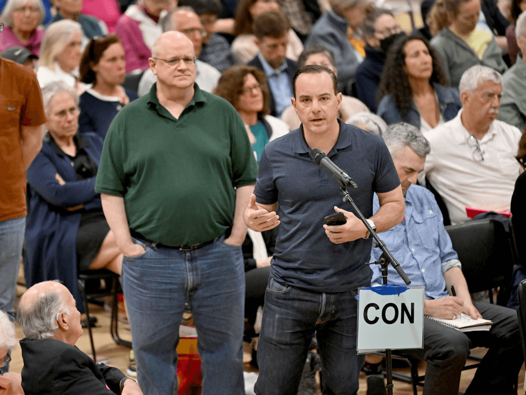 Voter Jeff Suarez speaks against a Finance Committee amendment to reduce the regional school budget. Photo: Ken McGagh/The Acton Bridge